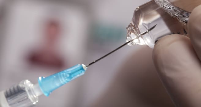 Лечение наркомании врач готовит инъекцию для лечения наркомании